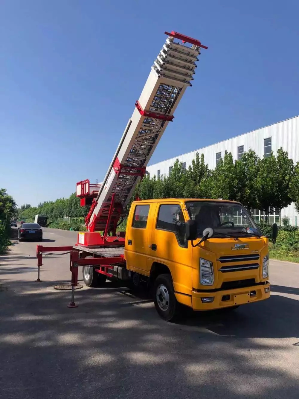 梅州附近的云梯车出租服务：轻松解决高空作业需求